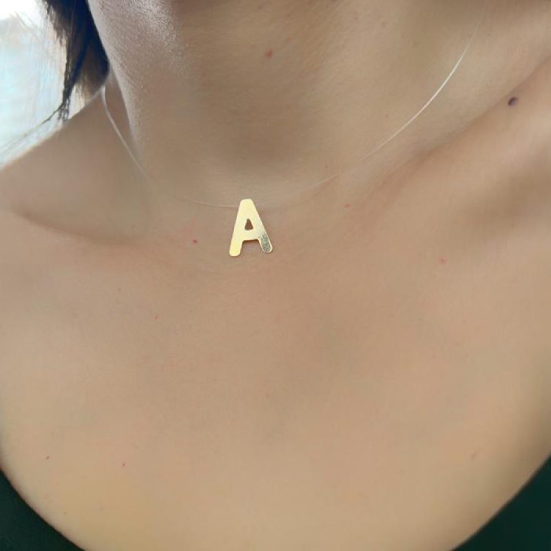 Colar-Letra-Lisa-no-Fio-de-Nylon