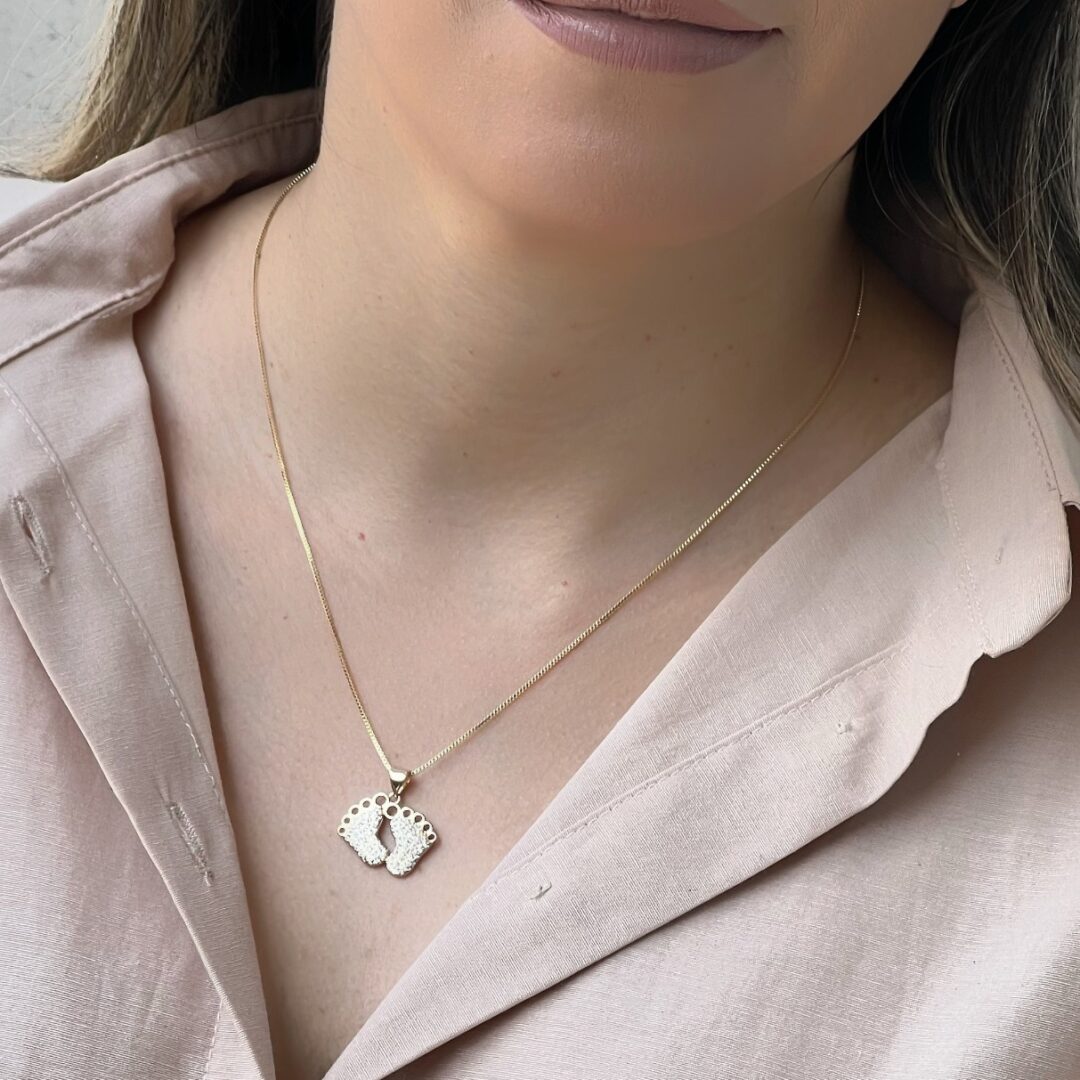 Colar Pezinhos Cravejados banhado em Ouro 18K