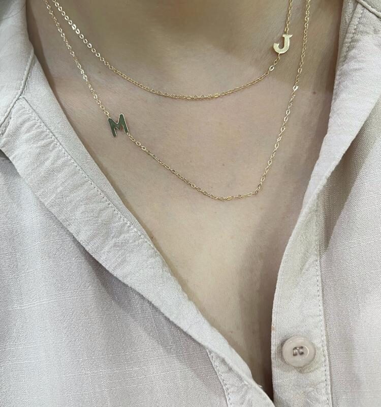 Colar Inicial Lateral banhado em Ouro 18K