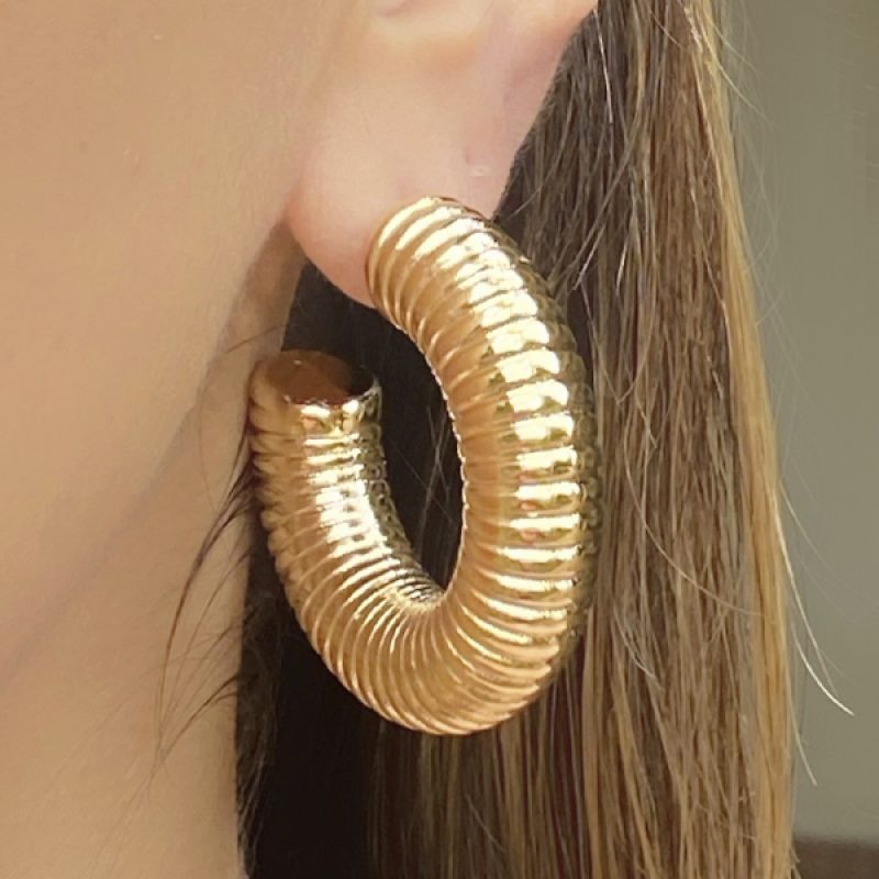 Brinco Argola ABS G Tubo Riscada Banhado em Ouro 18K