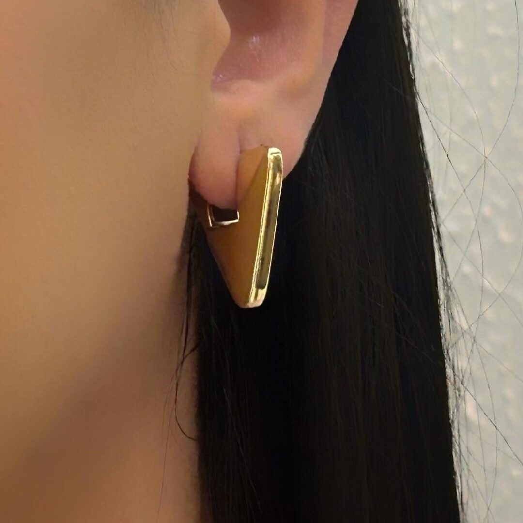 Brinco Triangular G Banhado em Ouro 18K