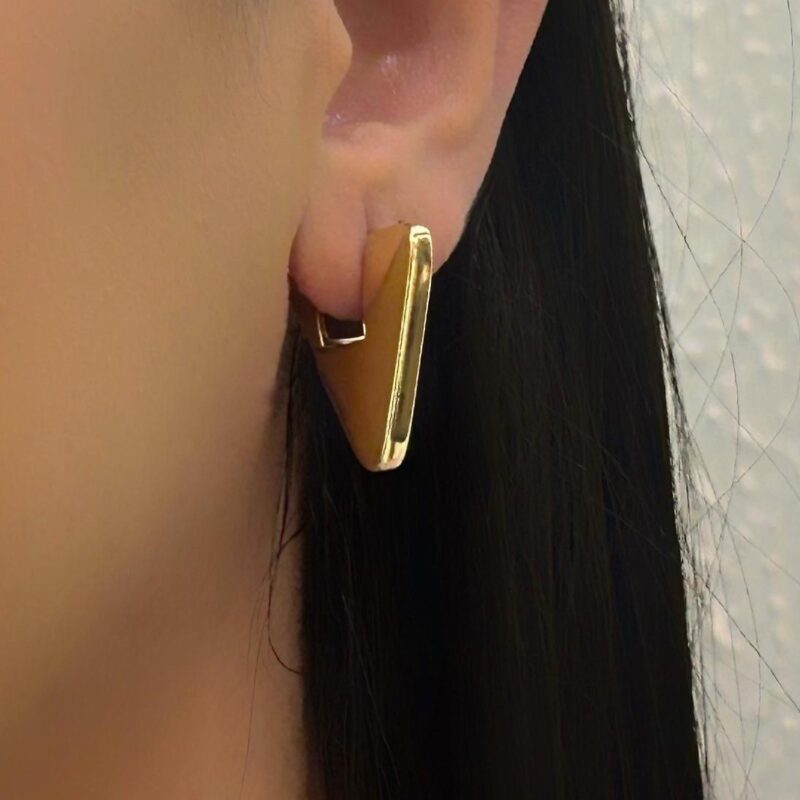 Brinco Triangular G Banhado em Ouro 18K