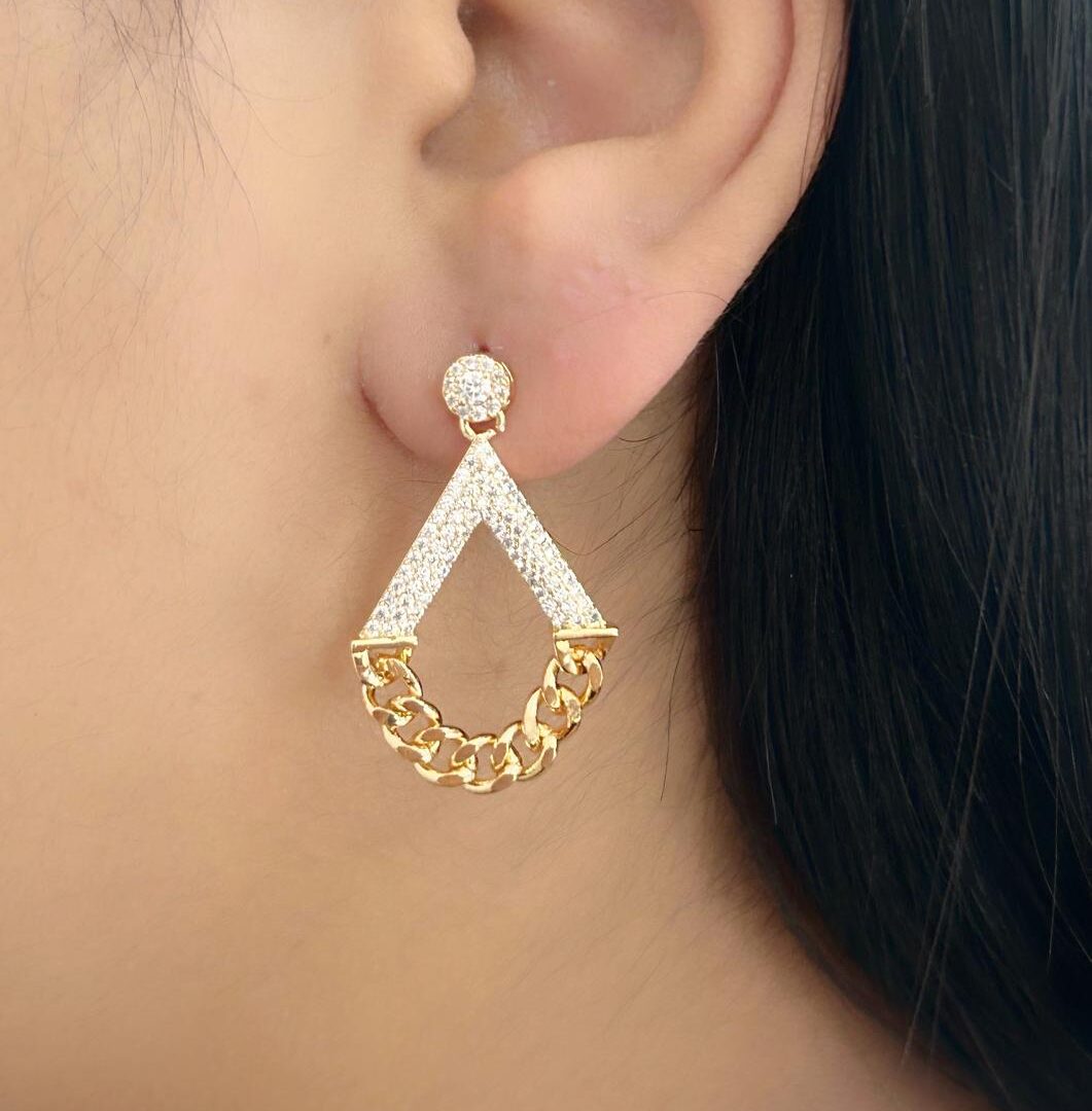 Brinco V Pendulo Cravejado Banhado em Ouro 18K