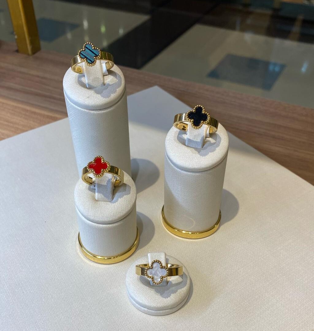 Anel Trevo Preto em Aço