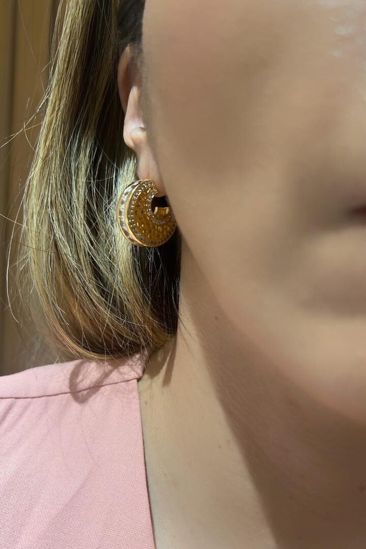 Brinco Meia Argola Trabalhada Cravejado Banhado em Ouro 18k - Collab Cecília Lucas