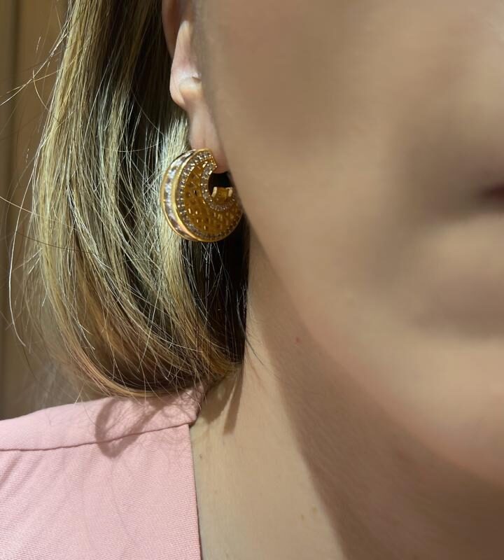 Brinco Meia Argola Trabalhada Cravejado Banhado em Ouro 18k - Collab Cecília Lucas