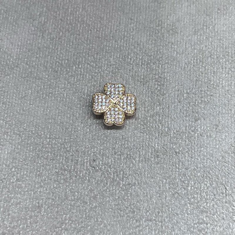 Charm Trevo  Cravejado Banhado em Ouro 18k