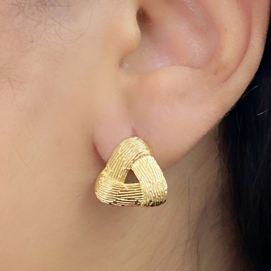 Brinco triangulo Trabalhado Banhado em Ouro 18k