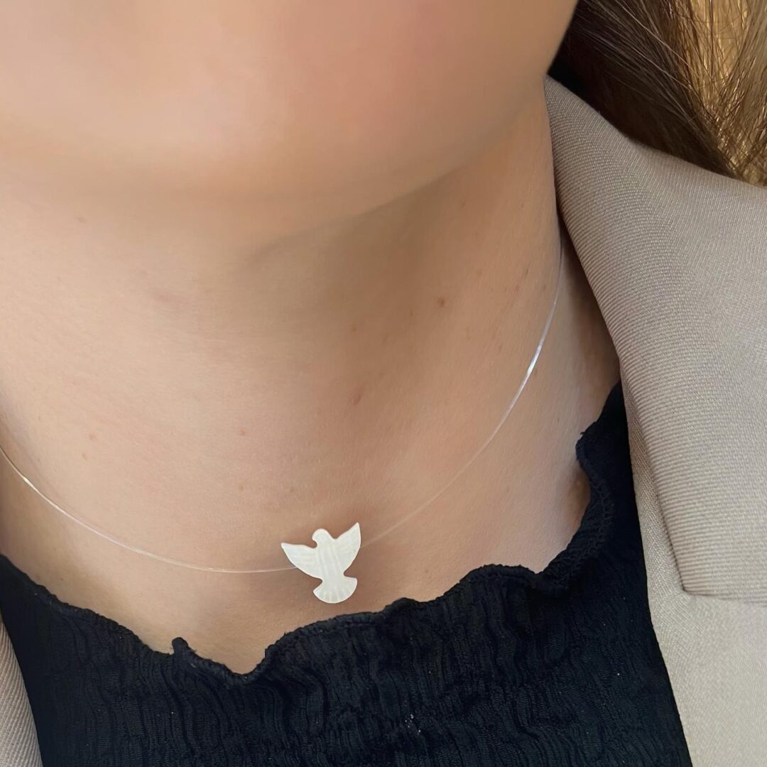 Colar Fio de Nylon Espirito santo  Madreperola Banhada em Ouro 18k