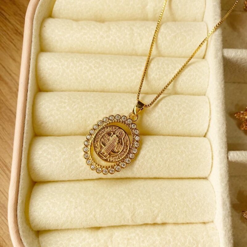 Colar Oval São Bento Cravejado Banhado em ouro 18k