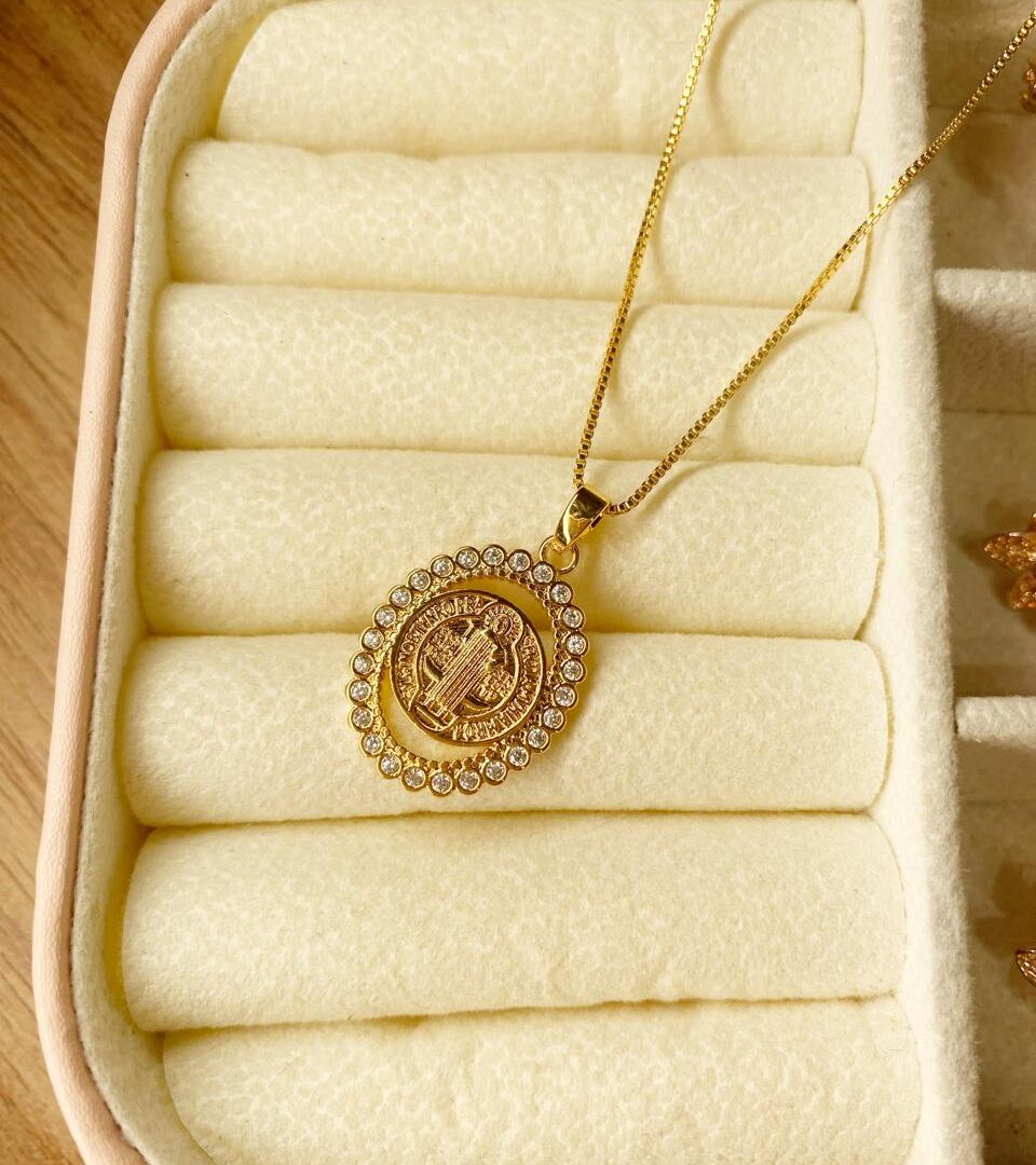 Colar Oval São Bento Cravejado Banhado em ouro 18k