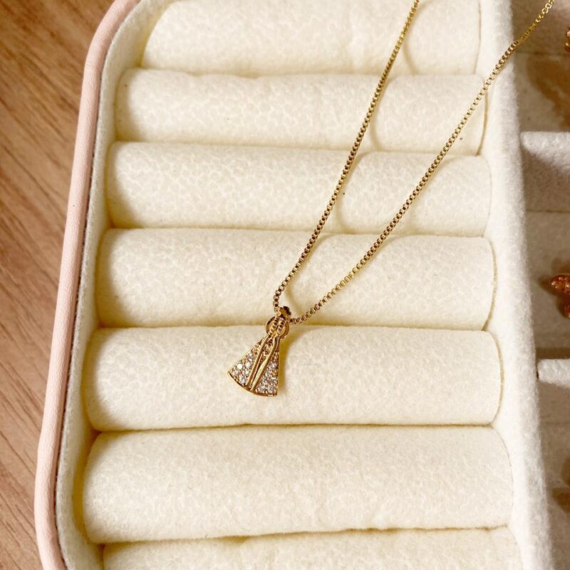 Colar NS P Cravejada Banhado em Ouro 18k