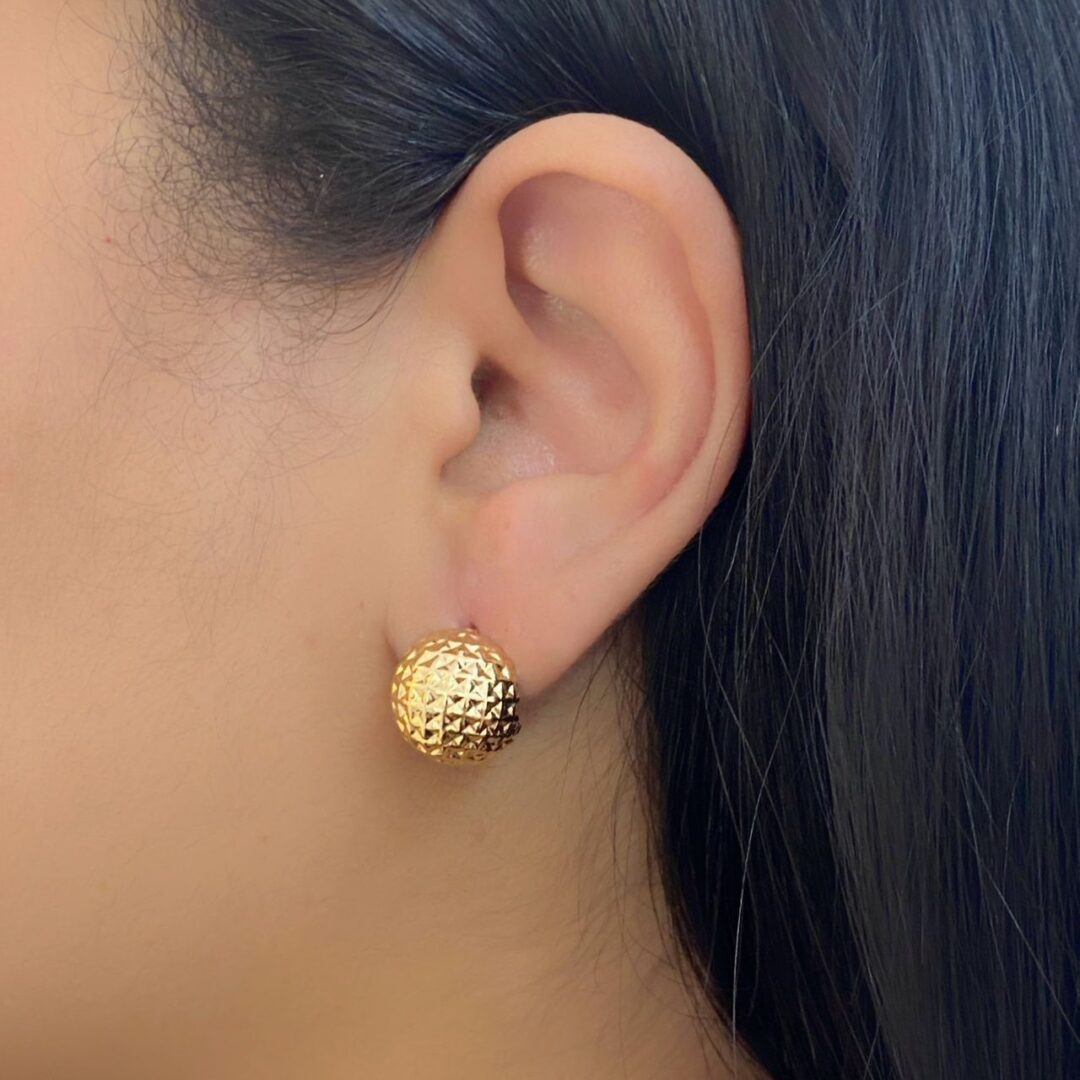 Brinco Meia Esfera Trabalhada Banhada em Ouro 18k
