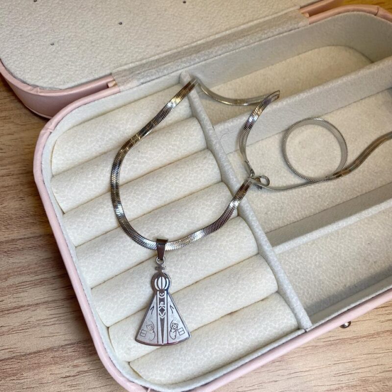 Colar Ns Fita em Aço