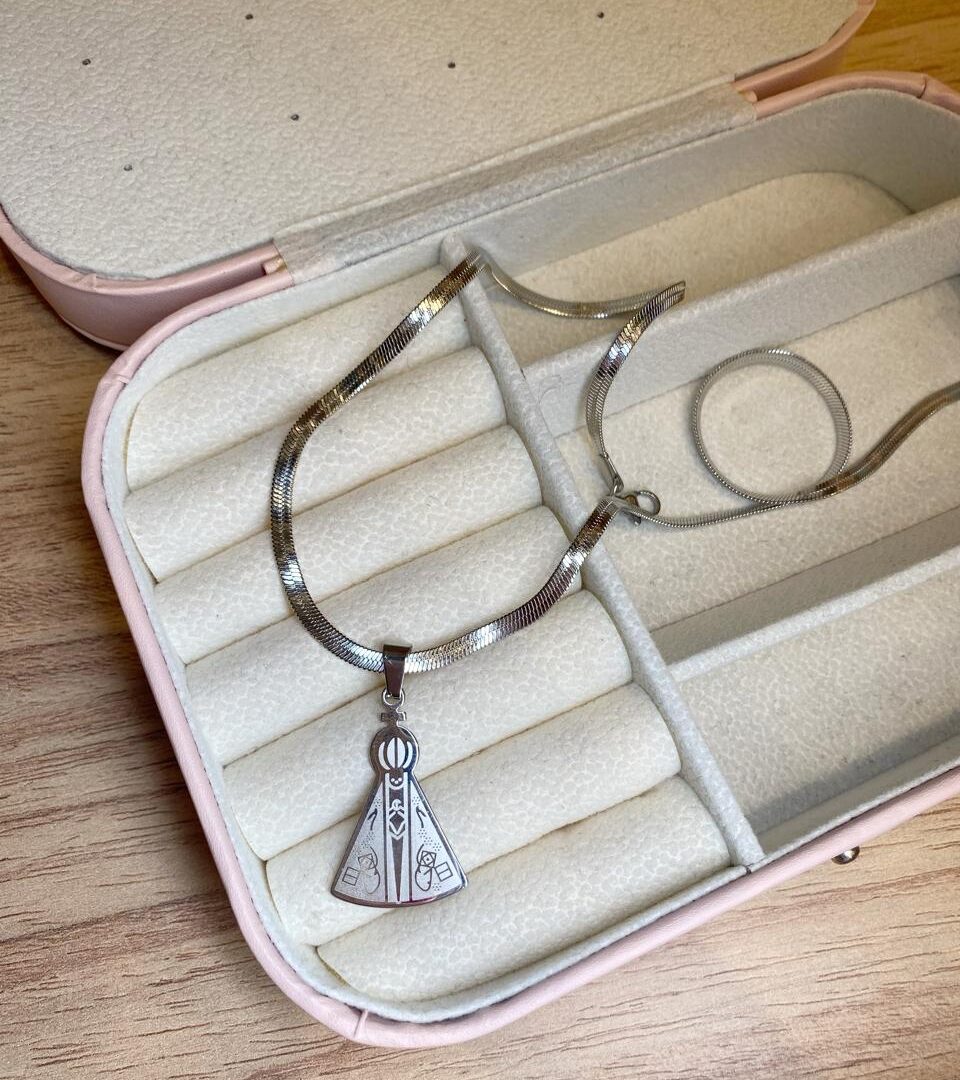 Colar Ns Fita em Aço