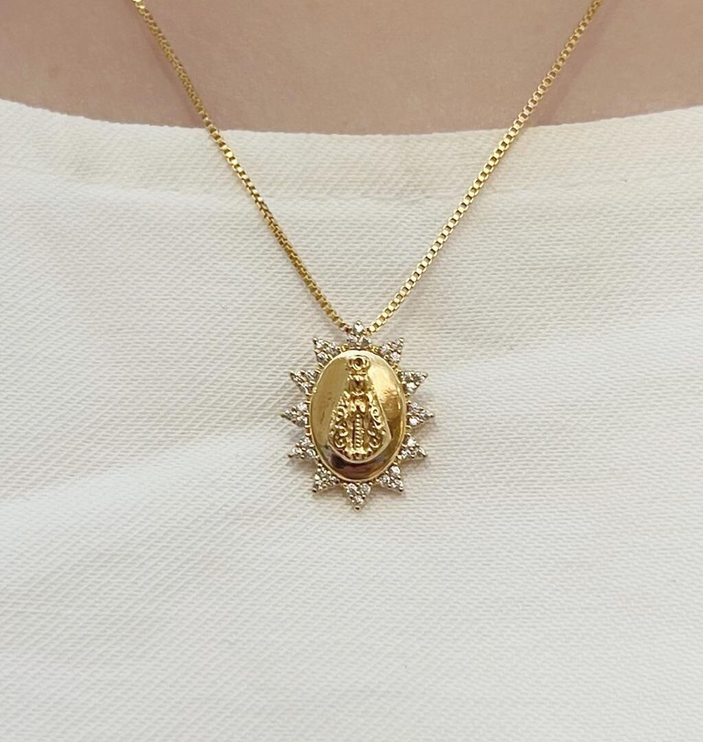 Colar NS 3D Oval Cravejado Banhado em Ouro 18k