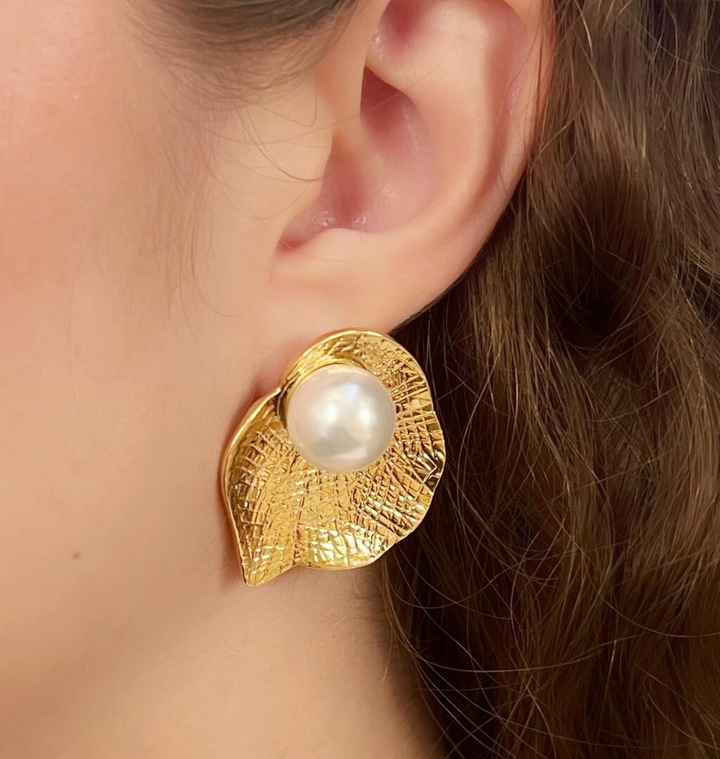 Brinco Folha Trabalhada Com Perola Banhada em Ouro 18k