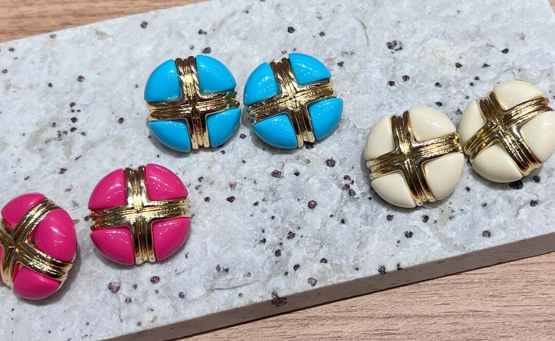 Brinco Botão Resinado Banhado em Ouro 18K