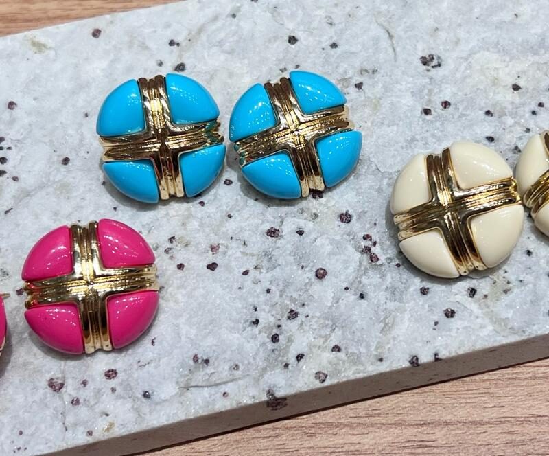 Brinco Botão Resinado Banhado em Ouro 18K