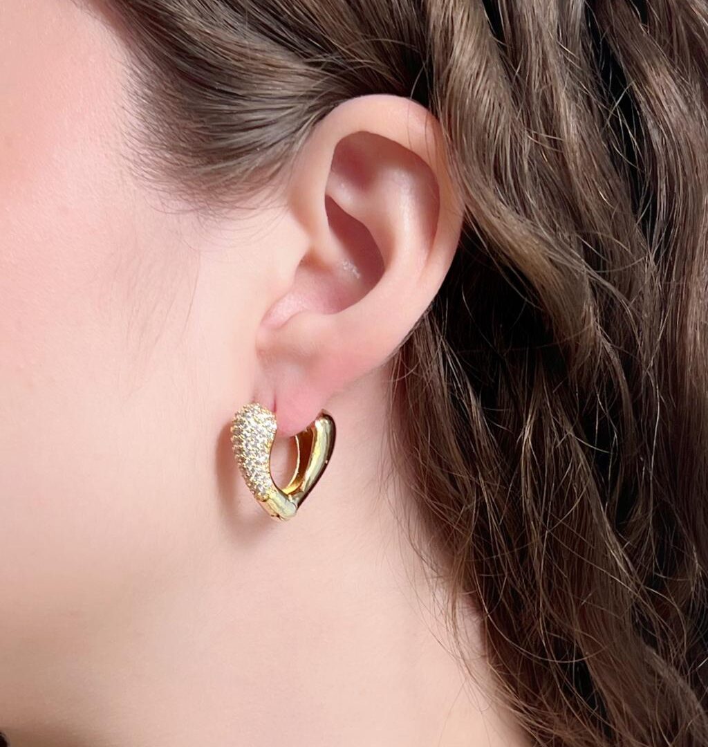 Brinco Argola Coração G Meia Cravejada Banhado em Ouro 18K