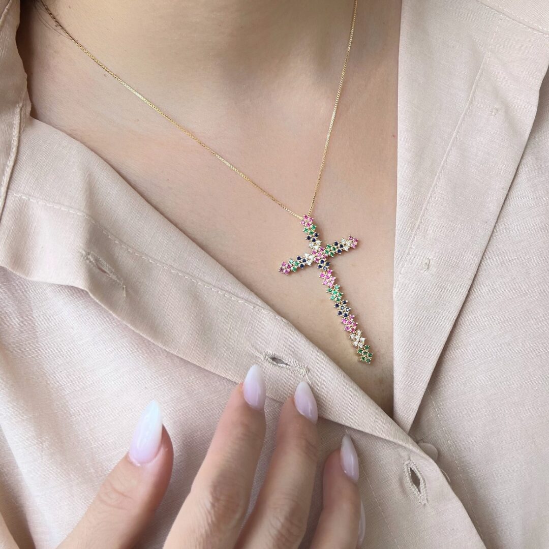 Colar Crucifixo Maleável Colors banhado em Ouro 18K