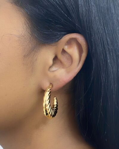 Brinco Meia Argola Torcido ABS Banhado em Ouro 18k