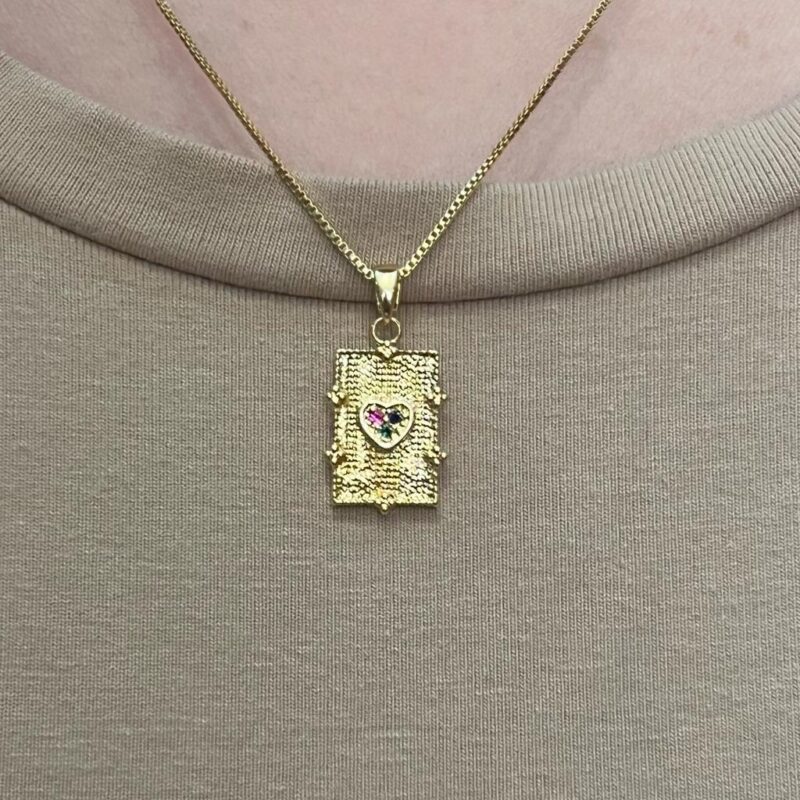 Colar Placa de Coração Cravejado Banhado em Ouro 18K