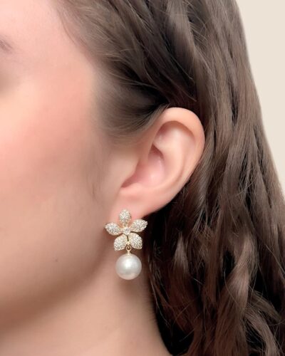 Brinco Flor com Perola Pêndula Cravejado Banhado em Ouro 18k