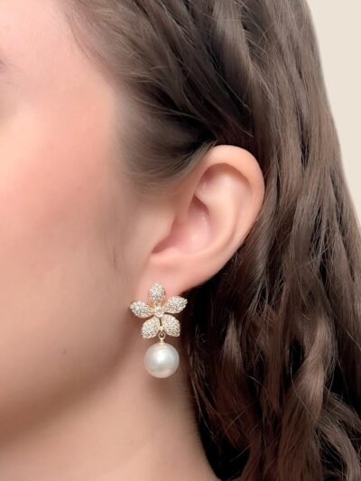 Brinco Flor com Perola Pêndula Cravejado Banhado em Ouro 18k