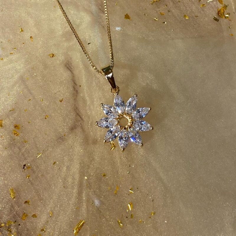 Colar Flor Cravejada Banhado em Ouro 18K