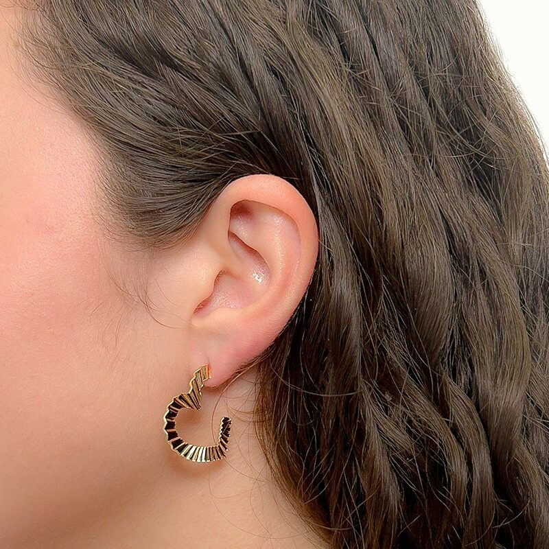 Brincos Argola Coração Trabalhado Banhado em Ouro 18k