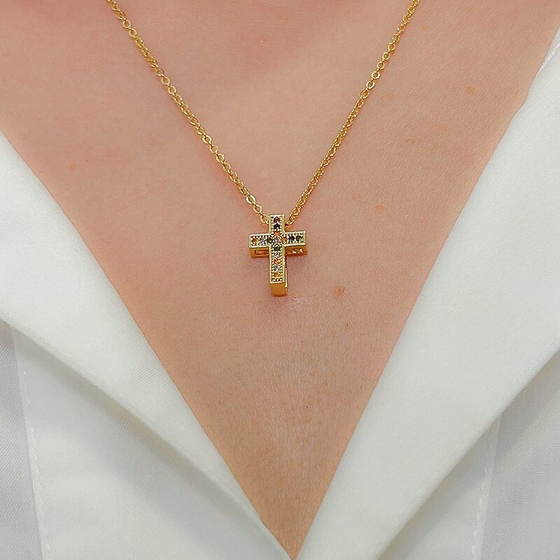 Colar crucifixo Cravejado  Banhado em Ouro 18k