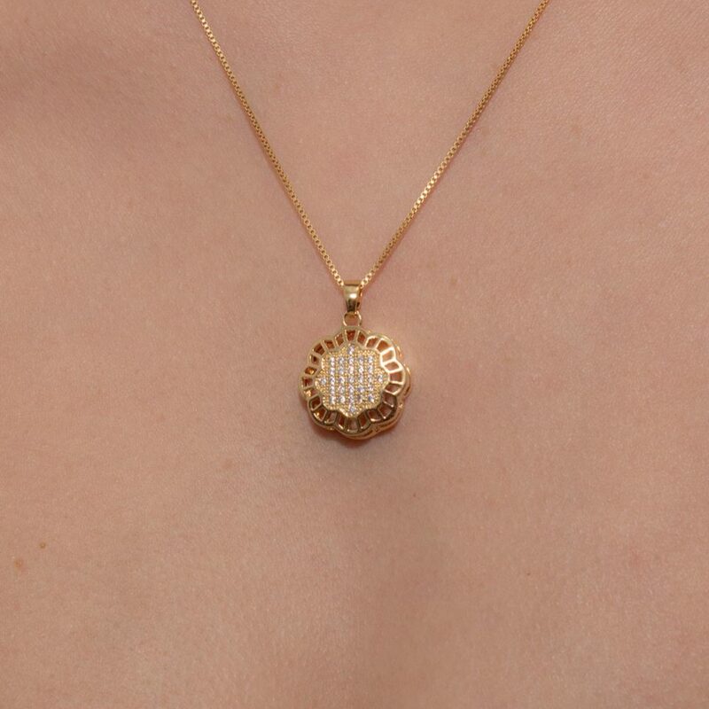 Colar Flor Trabalhada Cravejado Banhado em Ouro 18k
