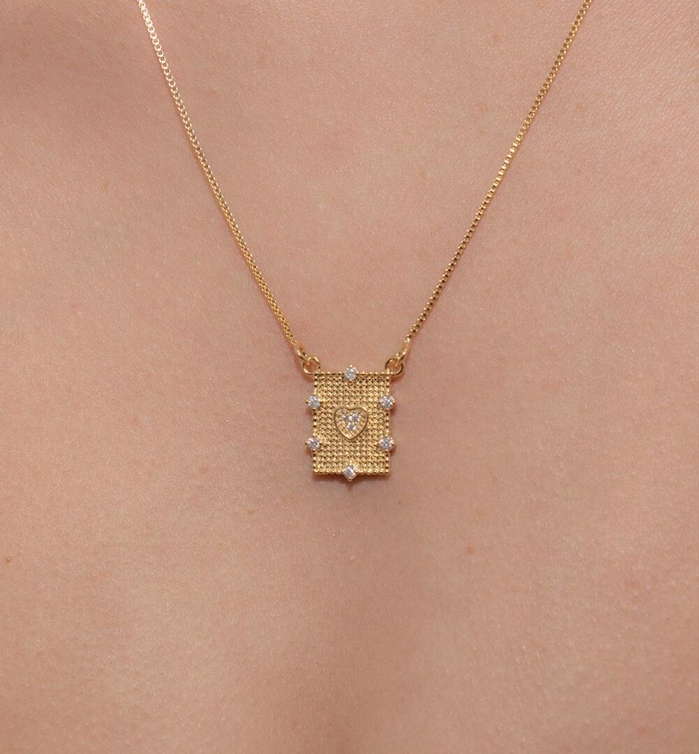 Colar Placa Coração Cravejado Banhado em Ouro 18k