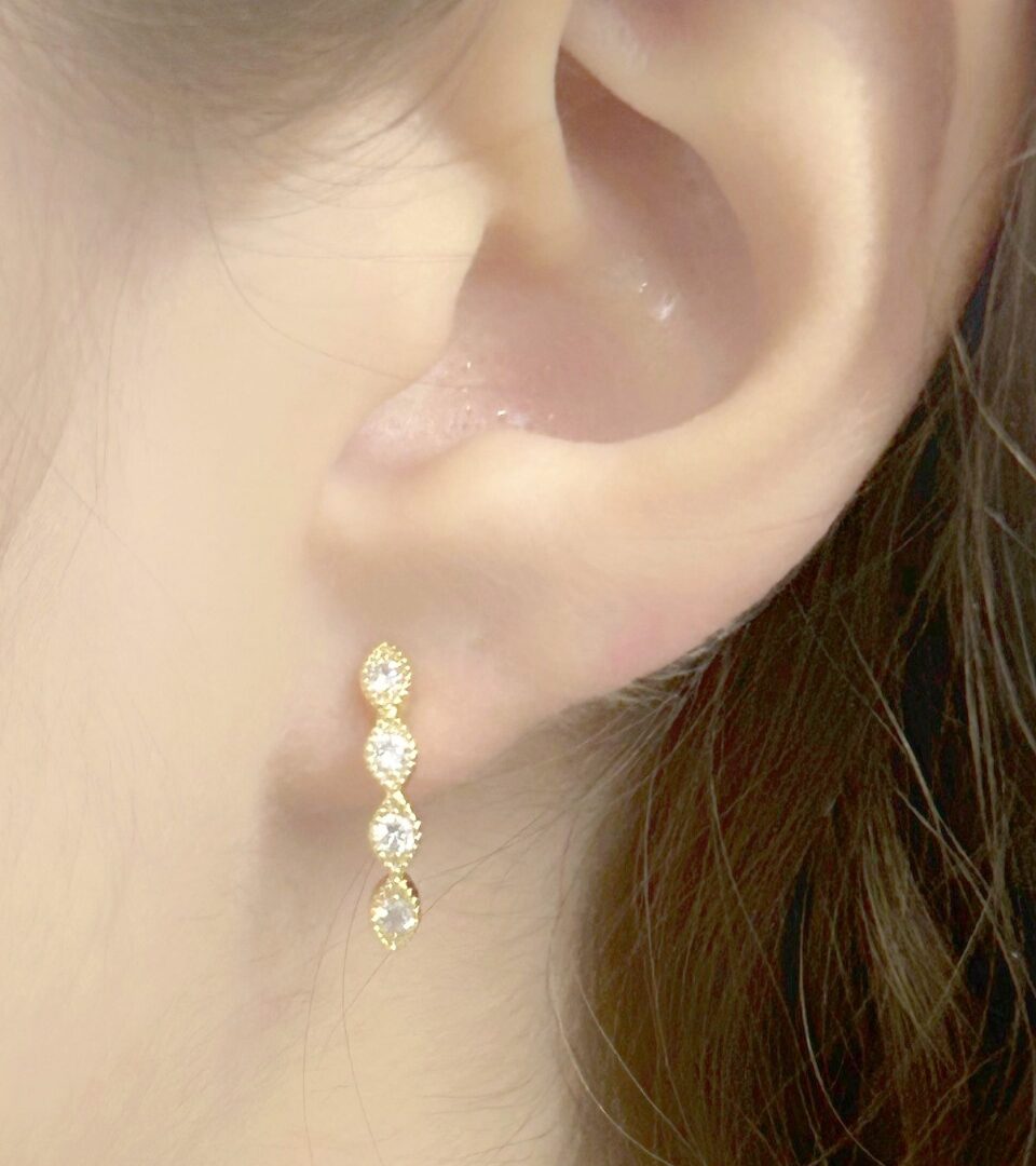 Brinco Earcuff Cravejado Banhado em Ouro 18K