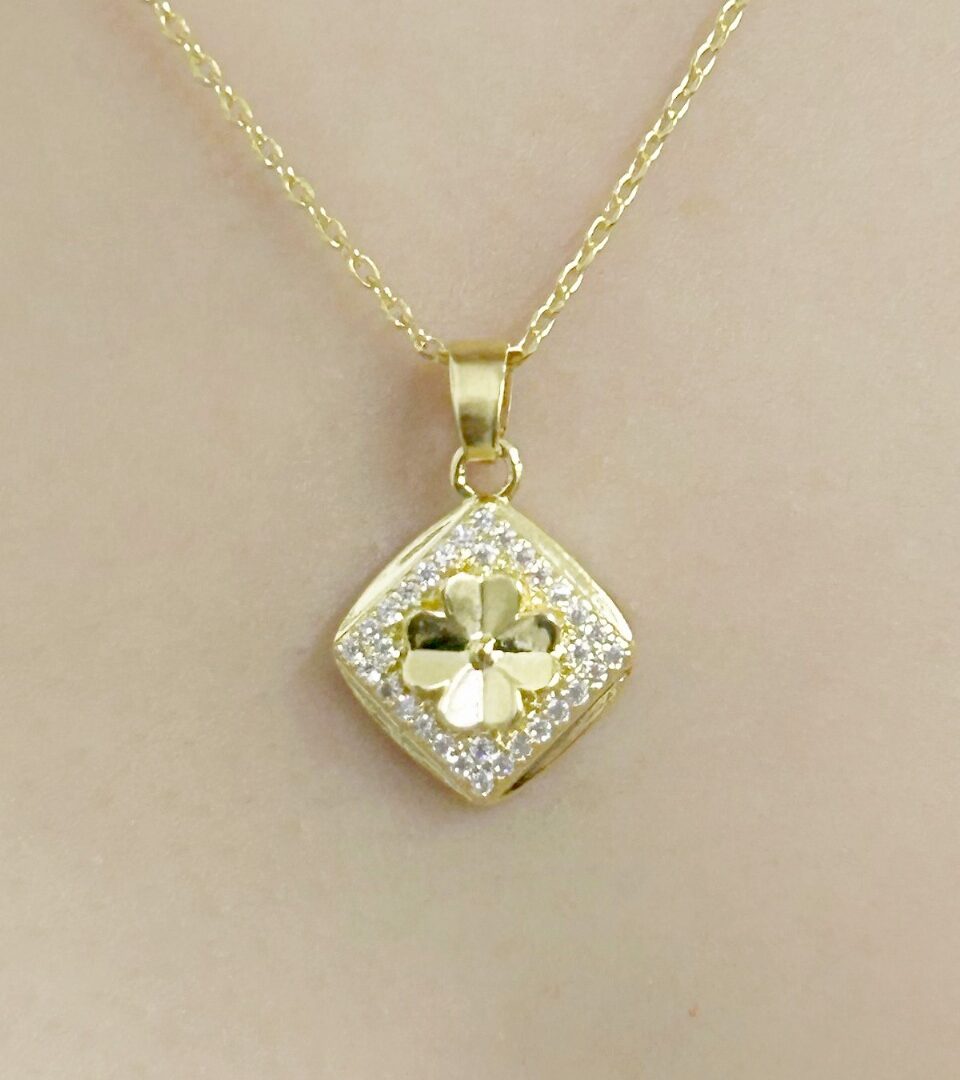 Colar Hexagonal Flor Cravejado Banhado em Ouro 18k