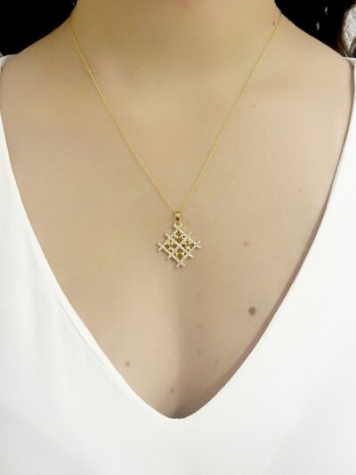 Colar Hexagonal Menina Trabalhado Cravejado Banhado em ouro 18k - Imagem 2