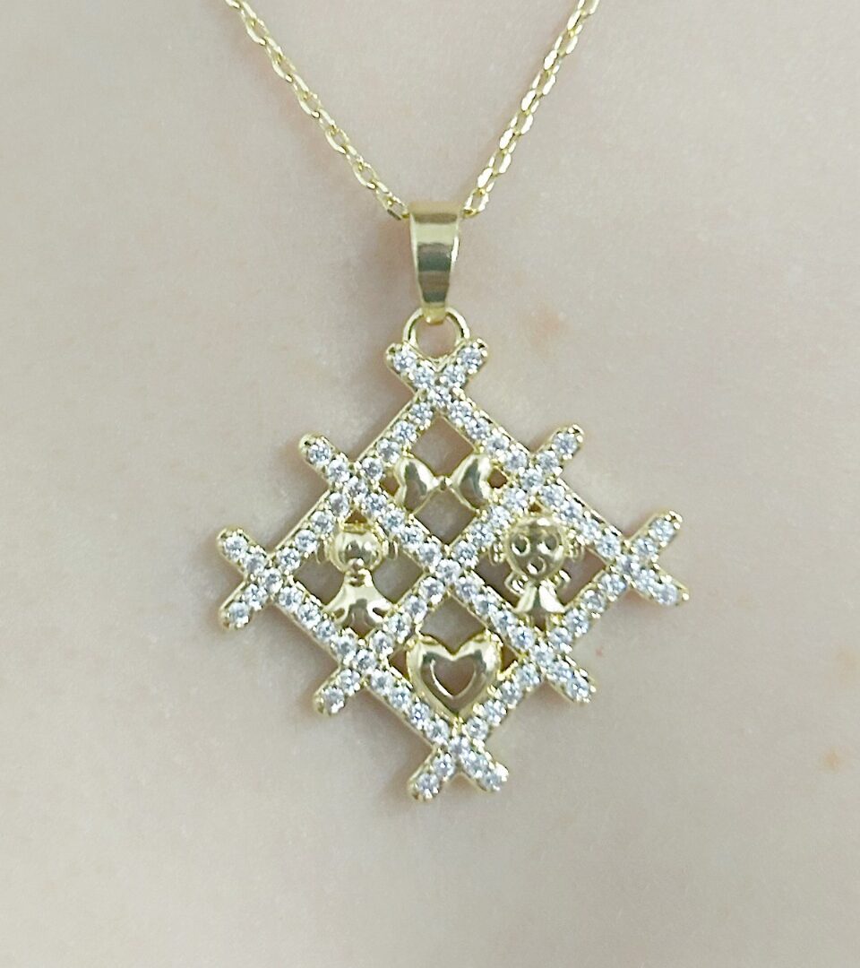 Colar Hexagonal Menina Trabalhado Cravejado Banhado em ouro 18k