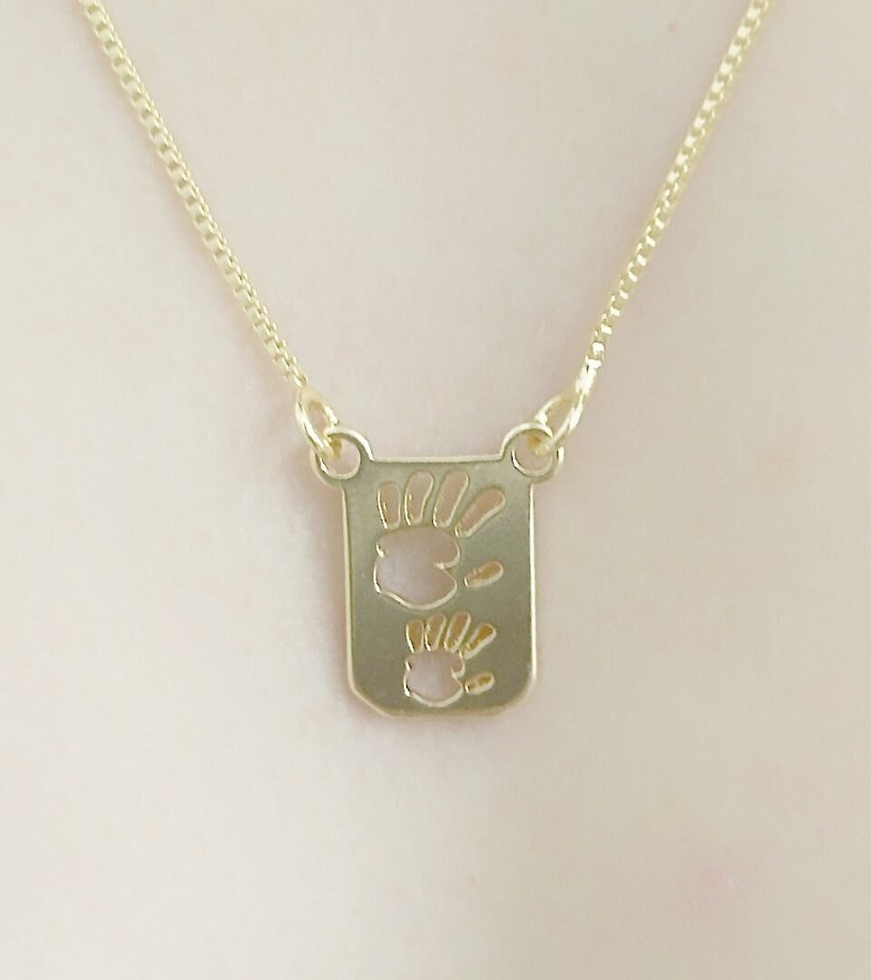 Colar Escapulario Placa Coração/Mãozinha Banhado em Ouro 18k