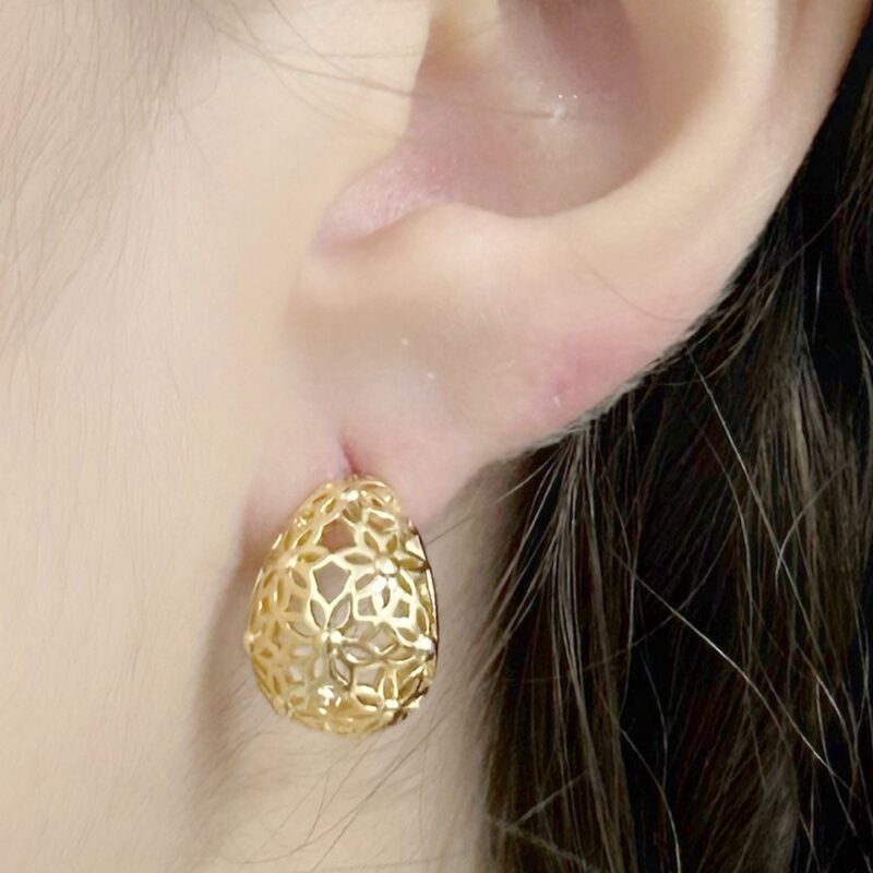 Brinco Gota Trabalhada Florzinhas Banhado em Ouro 18k