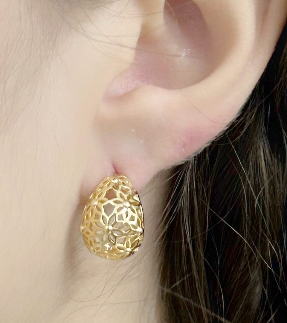 Brinco Gota Trabalhada Florzinhas Banhado em Ouro 18k