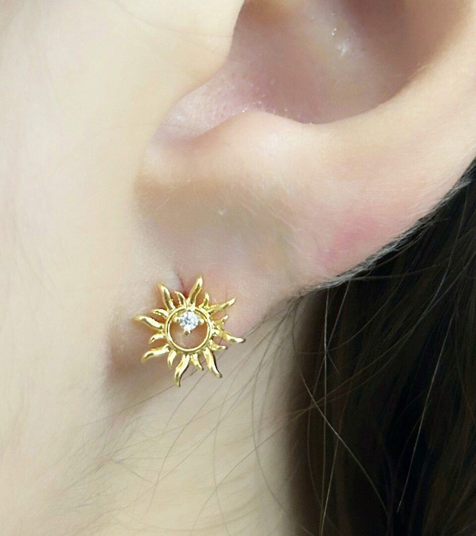 Brinco Sol Cravejado Banhado em Ouro 18k