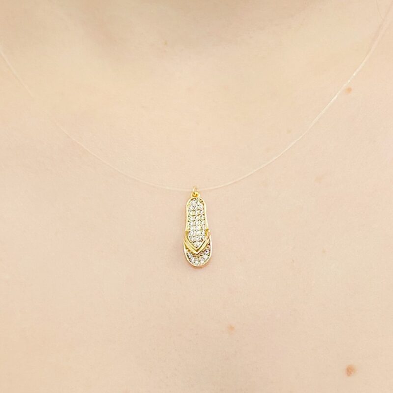 Colar Colar Fio de Nylon Chinelo Cravejado Banhado em Ouro 18k