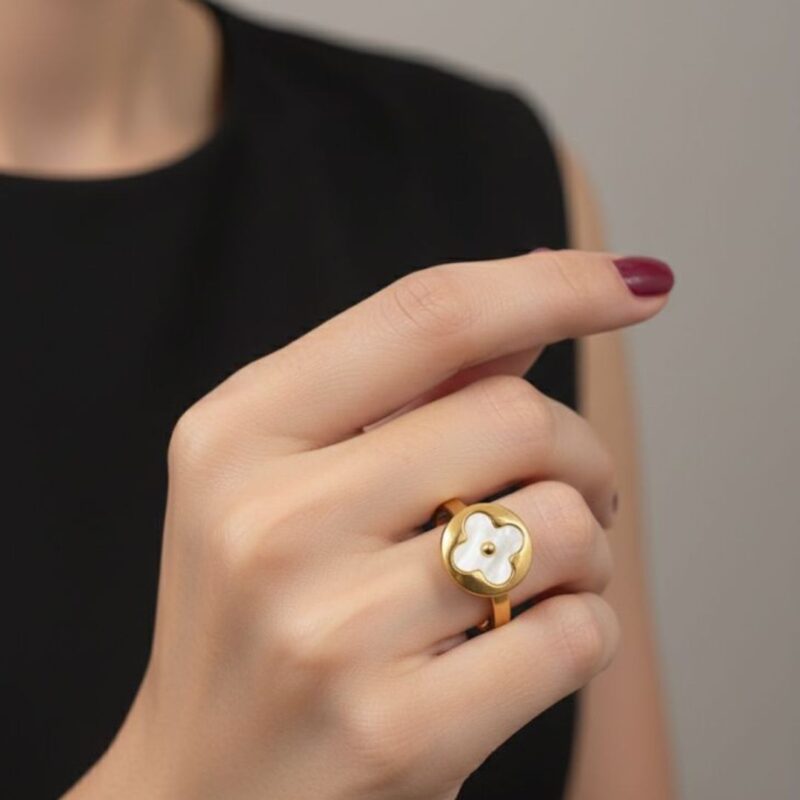 Anel Trevo madreperola Dourado em Aço