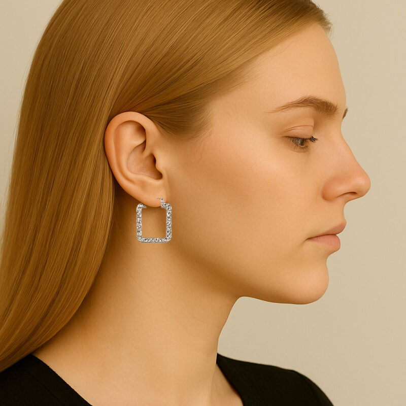 Brinco Click Quadrado Trabalhado em Aço