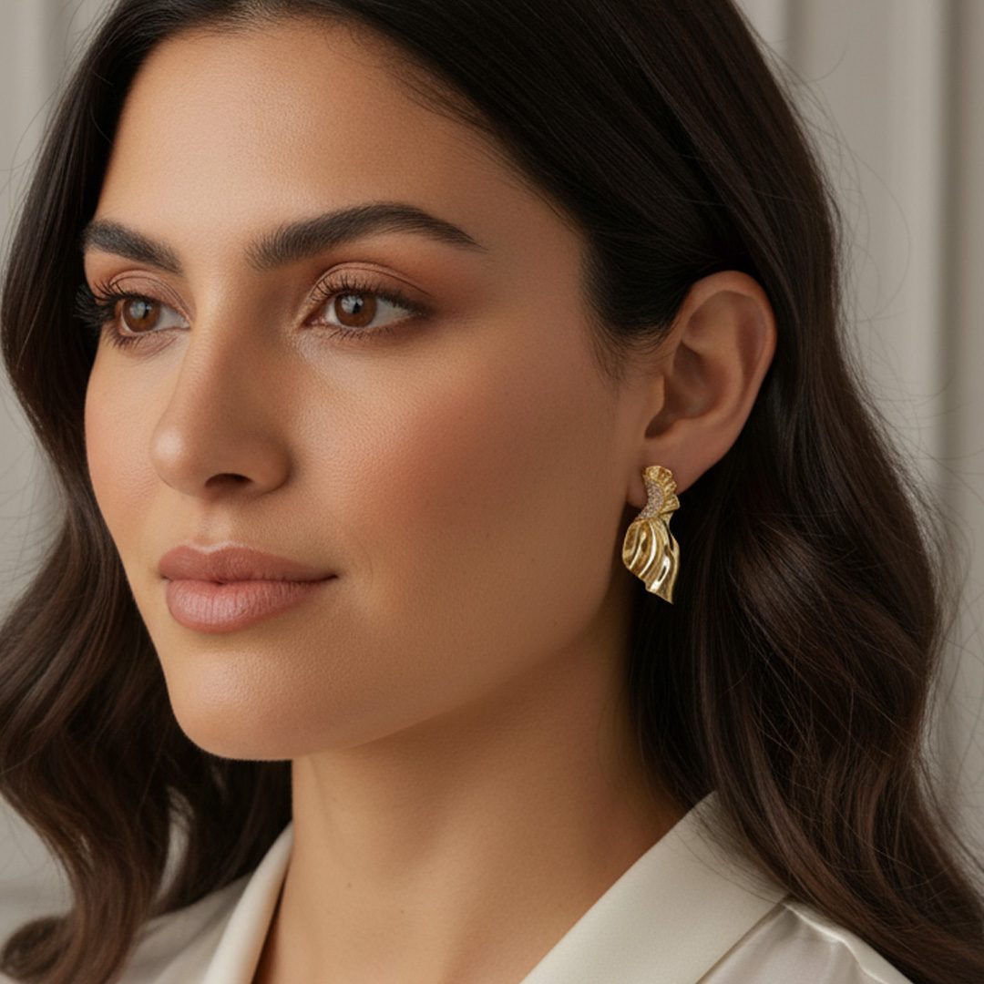 Brinco Folhagem Cravejado Banhado em Ouro 18k