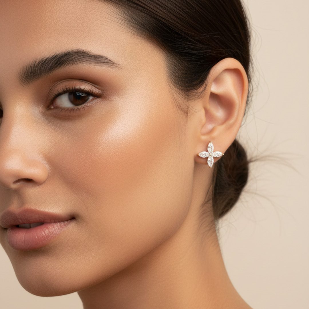 Brinco Flor Pontuda Cravejado Banhado em Ouro 18k