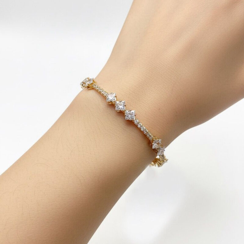 Bracelete Aro Triângulo Cravejado Banhado em Ouro 18k