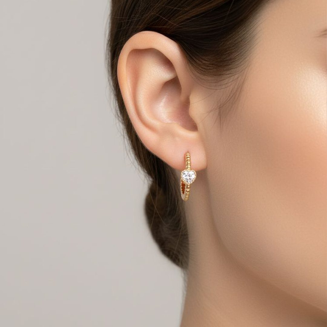 Brinco Argola Coração Meio Cravejado Banhado em Ouro 18k