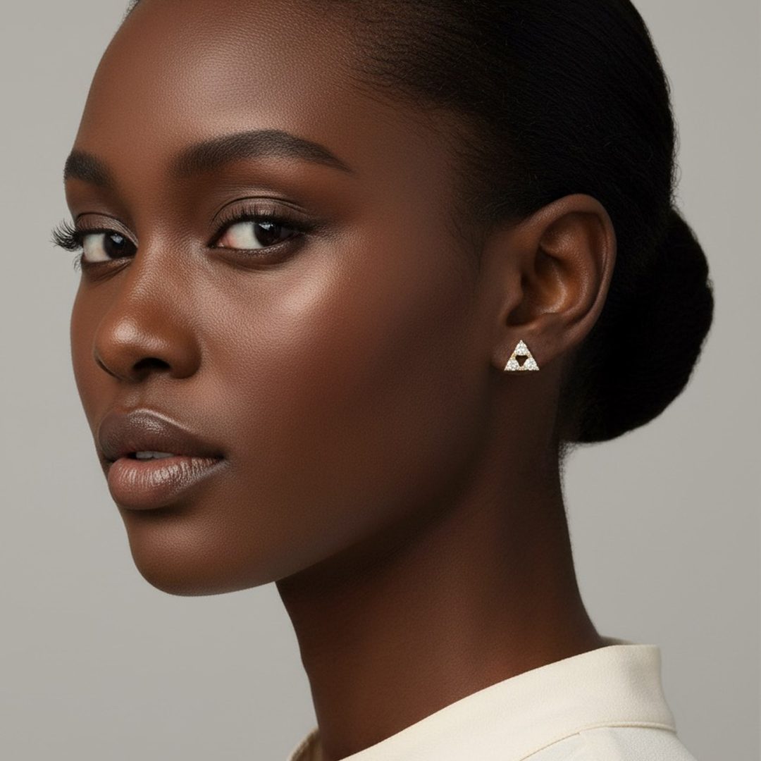 Brinco Triângulo Meio Vazado Cravejado Banhado em Ouro 18k